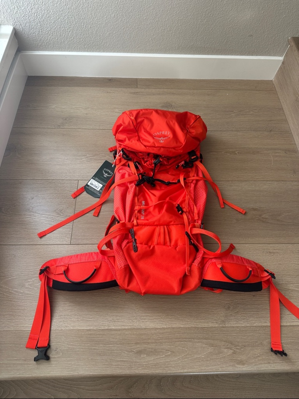 OSPREY 38L Vibrant Red Trekking Pack